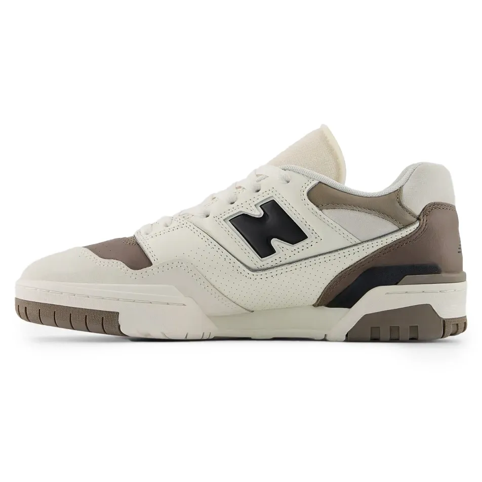 Tênis New Balance 550 Masculino Branco em ângulo lateral mostrando detalhes do logo e solado